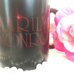 Marilyn Monroe Red Morphing Mug